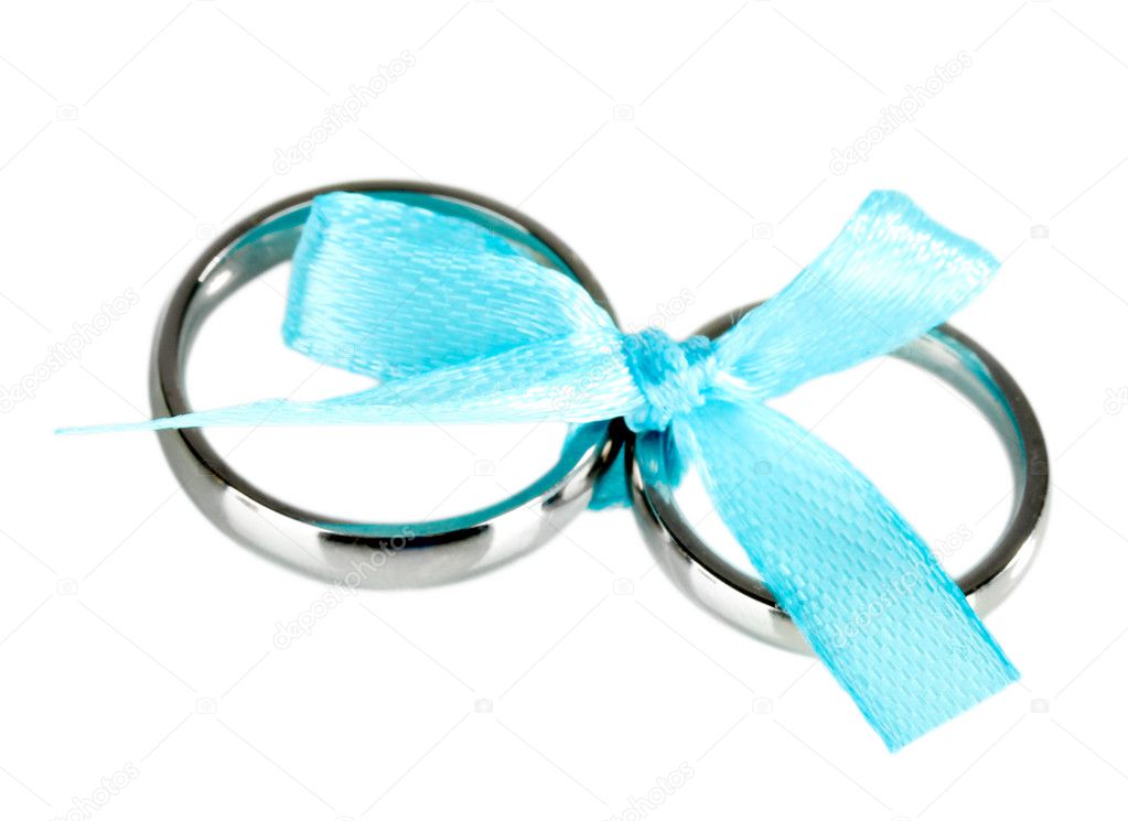 Wedding rings tied with ribbon isolated on white — Stock Photo