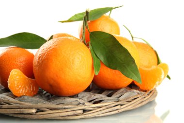 Olgun tatlı Kızıl yapraklar, üzerinde beyaz izole