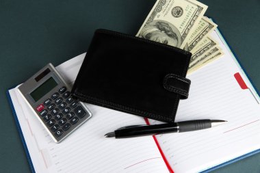 set gri arka plan üzerine iş aksesuarları