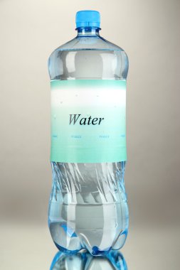 su şişesi gri arka plan üzerinde etiketi