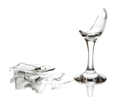 kırık bardağı beyaz izole