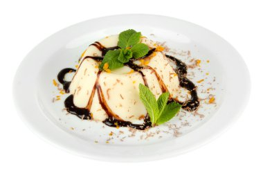 Panna cotta izole üzerine beyaz çikolata sosu ile