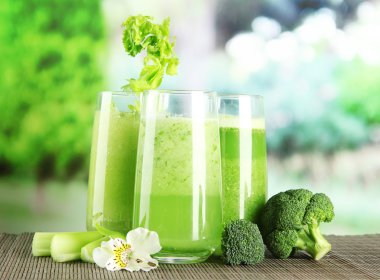 sebze suyu, yeşil zemin üzerine bambu hasır üzerinde gözlük