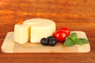 mozzarella peyniri, fesleğen ve ahşap zemin üzerinde sebze