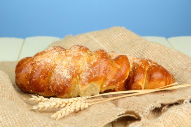 hasır sepet, renkli arka plan üzerinde ahşap masa üzerine buns ile kompozisyon