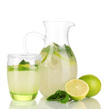 limonade in werper en glas geïsoleerd op wit
