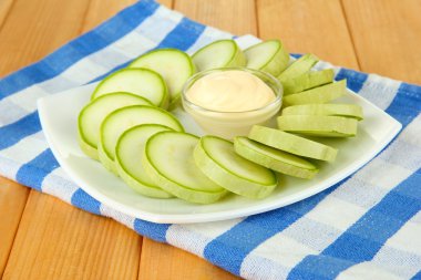 ahşap zemin üzerinde plaka üzerinde taze iliği