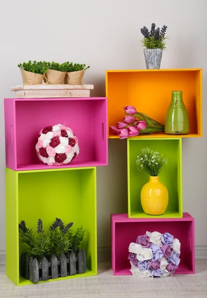 Prateleiras coloridas bonitas com diferentes objetos relacionados com a casa — Fotografia de Stock