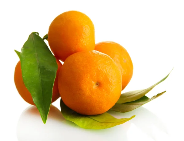 Mandarinas dulces maduras con hojas, aisladas en blanco —  Fotos de Stock