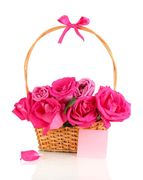 Hermosas rosas rosadas en cesta aisladas en blanco —  Fotos de Stock