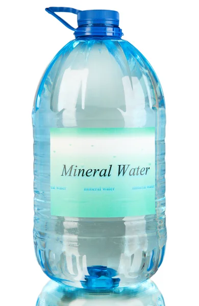 Vatten flaska med etikett på grå bakgrund — Stockfoto
