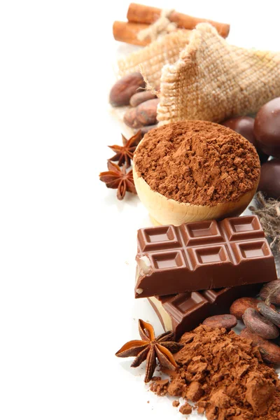 Composição de doces de chocolate, cacau e especiarias, isolados em branco — Fotografia de Stock
