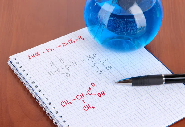 test tüpü ile renkli sıvı ve tablo formülleri
