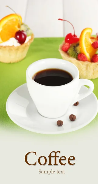 Tasse de café et gâteaux sucrés avec des fruits sur la table en bois — Photo