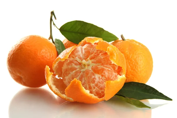Ώριμα γλυκό tangerines με φύλλα, που απομονώνονται σε λευκό — Φωτογραφία Αρχείου