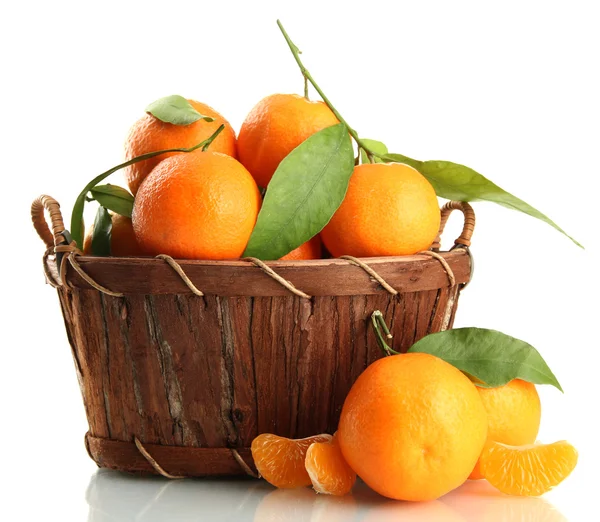 Mandarina dulce madura con hojas en cesta, aislada en blanco — Foto de Stock