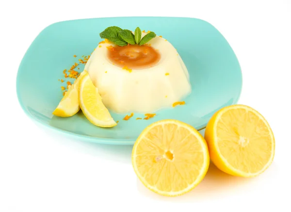 Limão Panna Cotta com raspas de laranja e molho de caramelo, isolado em branco — Fotografia de Stock