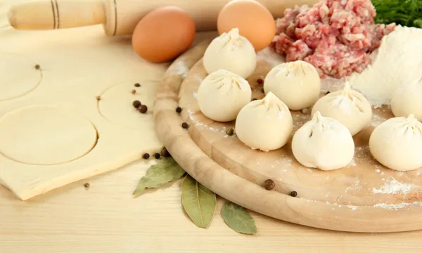 Ruwe knoedels, ingrediënten en deeg, op houten tafel — Stockfoto