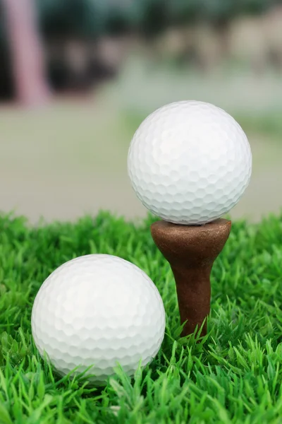 Çim açık golf topları yakın çekim — Stok fotoğraf