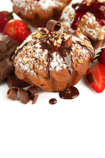 Lekkere muffin cakes met aardbeien en chocolade, geïsoleerd op wit — Stockfoto