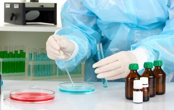 Scientist conducting research in laboratory close up — Stock Photo, Image