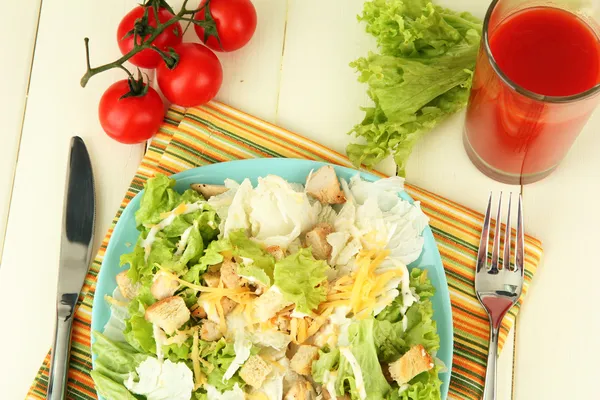 Salada Caesar na placa azul, na cor de fundo de madeira — Fotografia de Stock