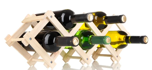 Botellas de vino colocadas sobre soporte de madera aislado sobre blanco — Foto de Stock