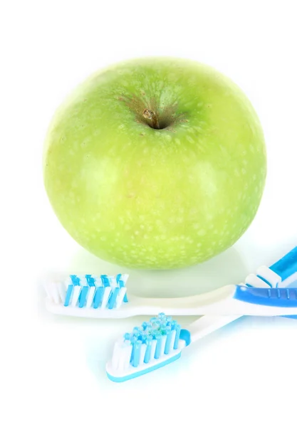 Pomme avec une brosse à dents isolée sur blanc — Photo