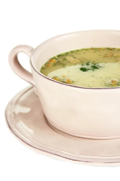 Питательный суп с овощами в кастрюле изолированы на белом — стоковое фото