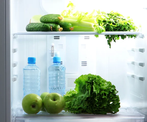 Koelkast openen met vegetarisch voedsel — Stockfoto