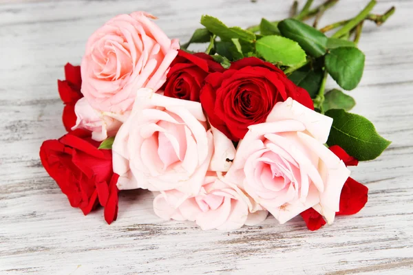 Beautiful bouquet of roses on table close-up — Stock Photo, Image