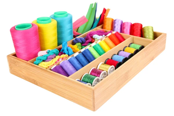 Kleurrijke draden voor handwerk in houten doos geïsoleerd op wit — Stockfoto
