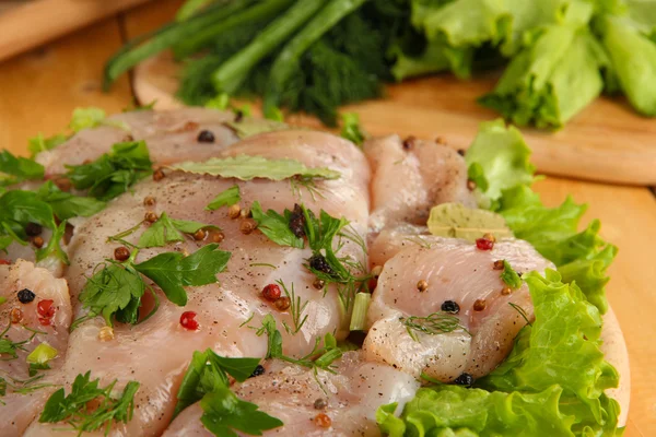 Carne de frango em tábua de madeira, ervas e especiarias close-up — Fotografia de Stock