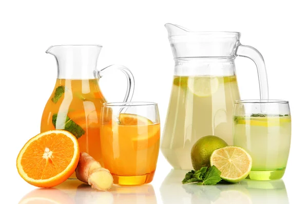 Lemoniada pomarańczowymi i cytrynowymi, dzbany i okulary na białym tle — Zdjęcie stockowe