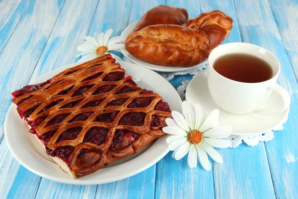 Torta de cereja na mesa — Fotografia de Stock