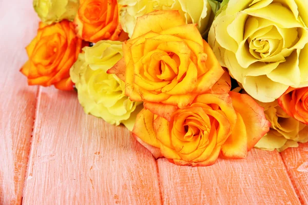 Beau bouquet de roses sur table close-up — Photo