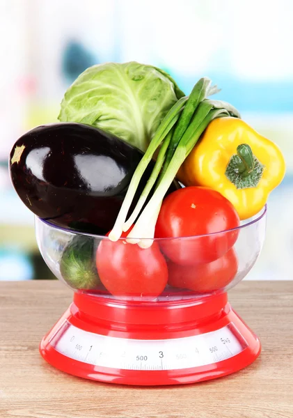 Färska grönsaker i skalor på bordet i köket — Stockfoto