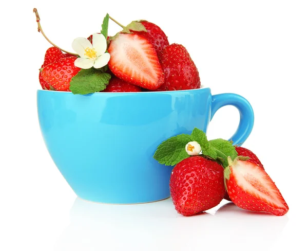 Fresas dulces maduras en taza azul, aisladas en blanco — Foto de Stock