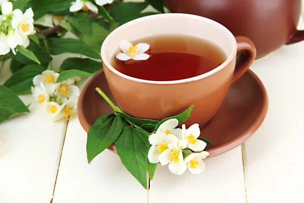 Csésze tea jasmine, fából készült tábla, közelkép — Stock Fotó