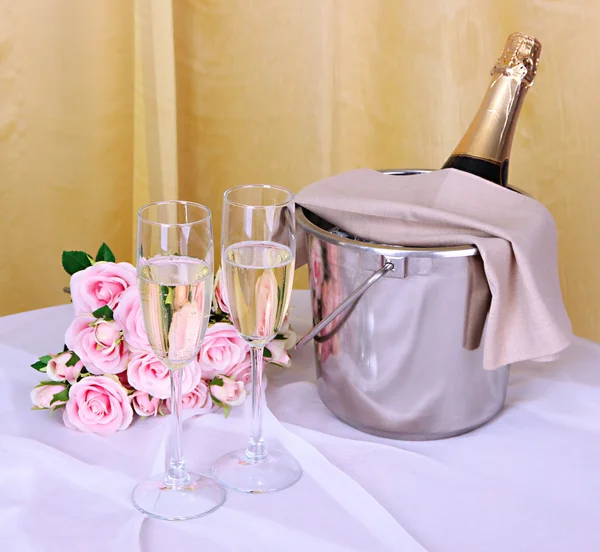 シャンパンやガラス布の背景にラウンド テーブルの上 — ストック写真
