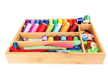 Ahşap kutusunda üzerinde beyaz izole iğne işi için renkli konu