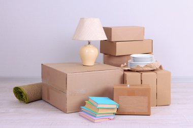 boş odada yere hareket kutuları
