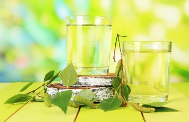 Huş ağacı sap yeşil zemin üzerine ahşap masa üzerinde bardak