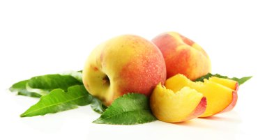 Olgun tatlı şeftali yapraklarla üzerine beyaz izole