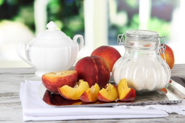 şeker tablo penceresinin arka plan üzerine peçete üzerinde metal tepsi ile şeftali