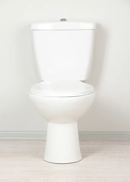 Λευκό μπολ τουαλέτας σε ένα μπάνιο — Φωτογραφία Αρχείου