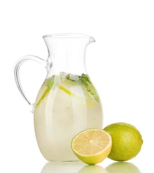 Limonade en pichet isolé sur blanc — Photo