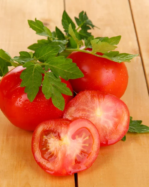 Tomates frescos sobre mesa de madera primer plano — Foto de Stock