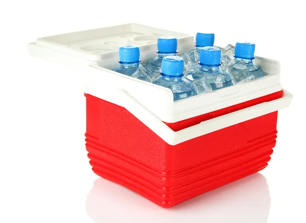 Refrigerador de viaje con botellas de agua y cubitos de hielo, aislado en blanco —  Fotos de Stock