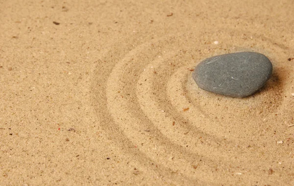 Jardin zen avec sable râpé et pierre close up — Photo